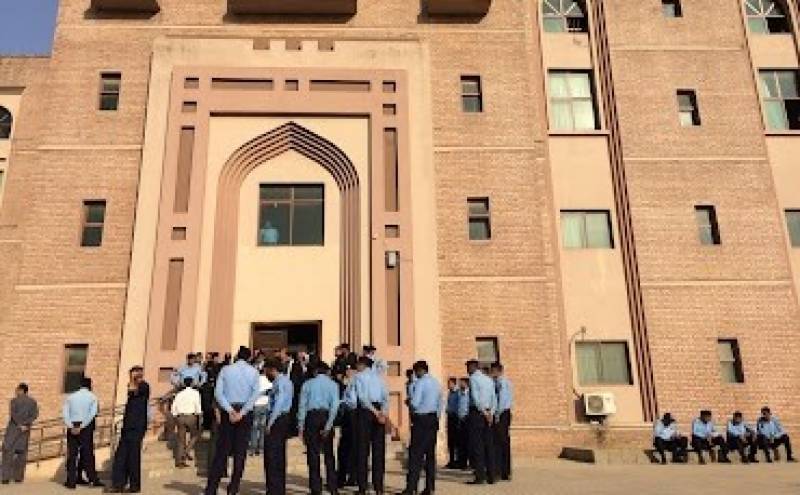 4-000-cops-on-guard-for-pti-chief-s-toshakhana-hearing