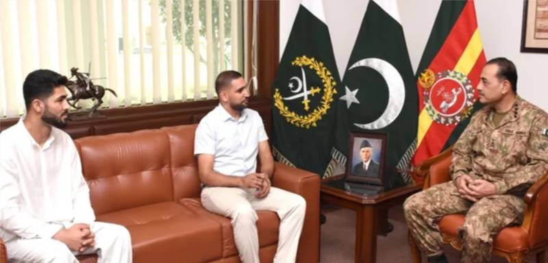 boxer-amir-khan-shahzaib-rind-meet-coas-asim-munir