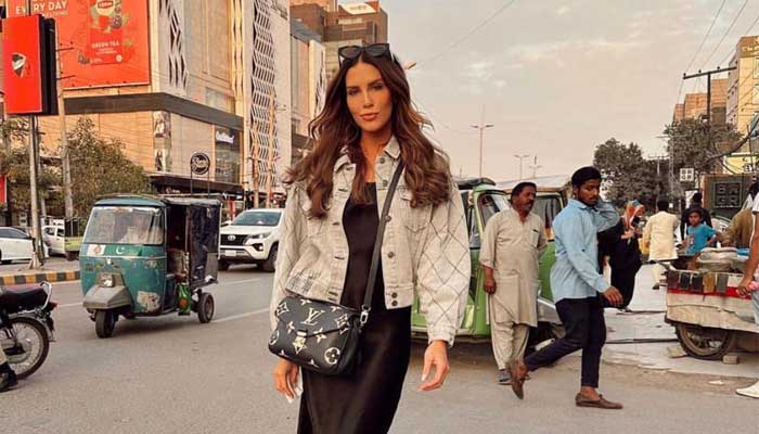 erin-holland-explores-lahore-city