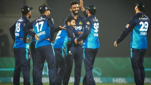 hendricks-and-bowlers-unite-to-hand-multan-sultans-second-win