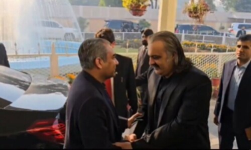 interior-minister-kp-cm-discuss-kurram-situation