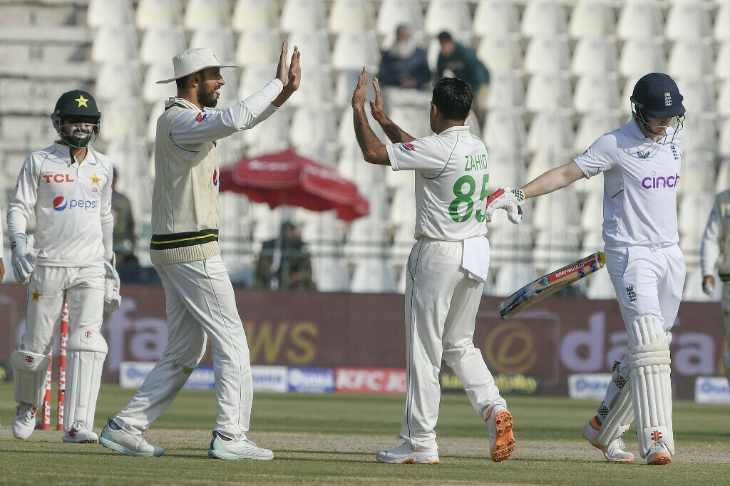 pakistan-fight-back-after-england-set-stiff-second-test-target