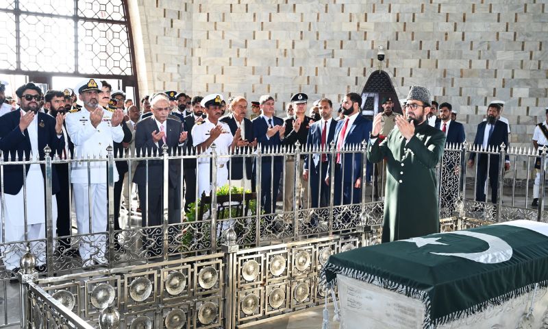 president-asif-zardari-pays-visit-to-mazar-e-quaid