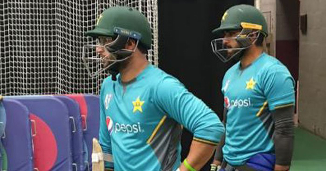 pakistan-australia-practice-indoors-ahead-of-wednesday-encounter