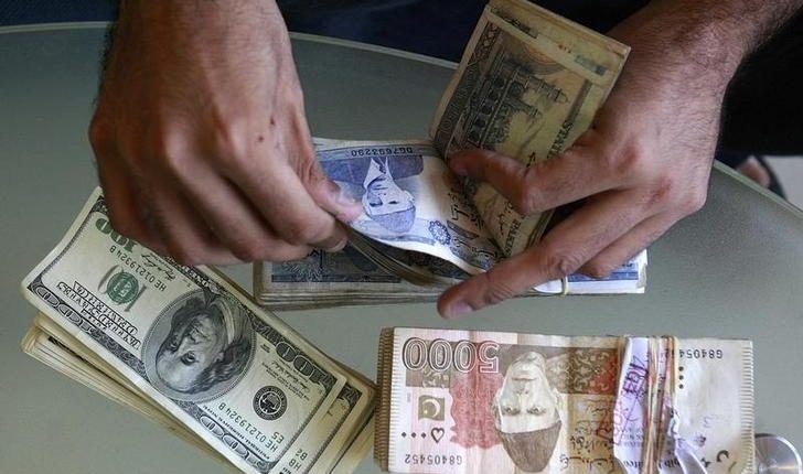 us-dollar-falls-by-rs4-to-160-in-interbank