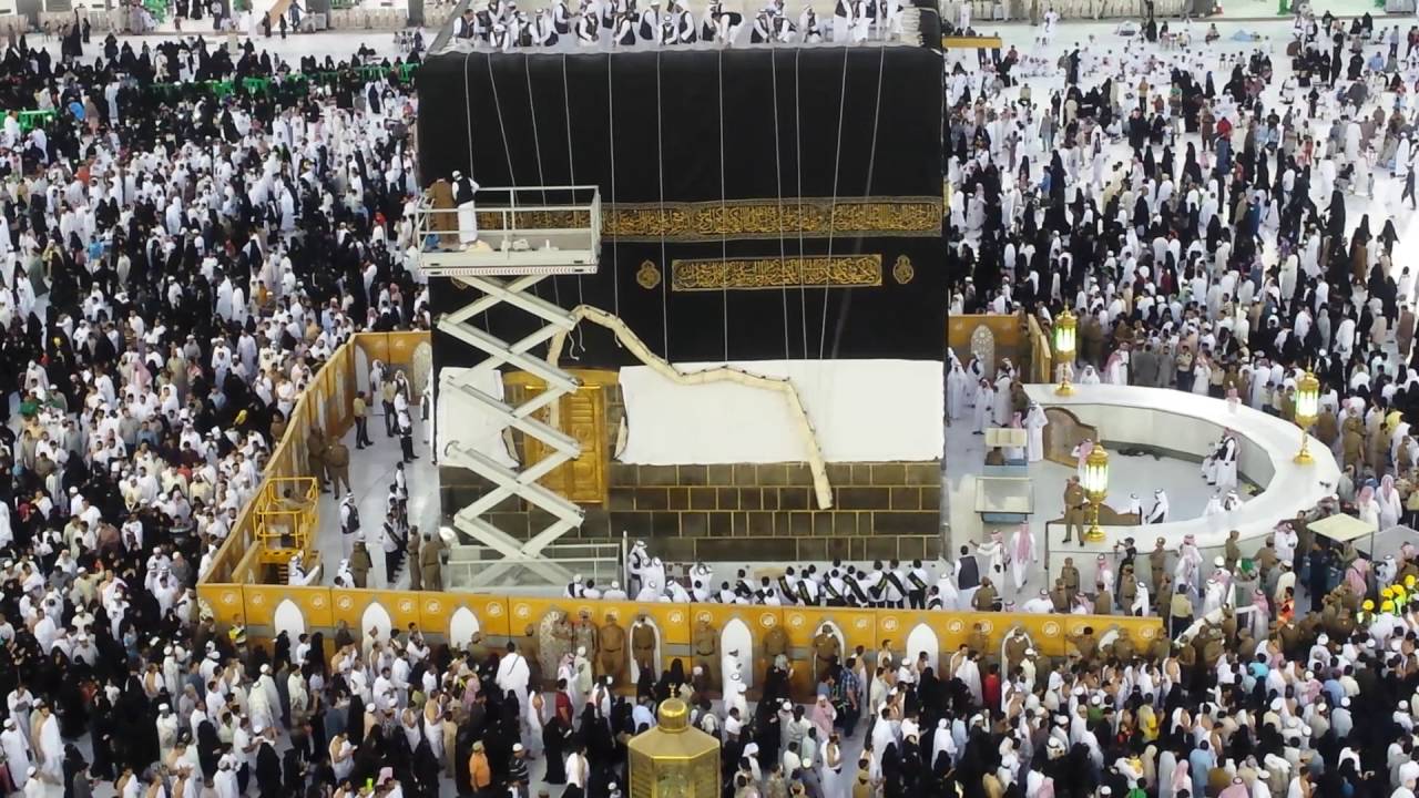 ceremony-to-change-ghilaf-e-kaaba-held-in-makkah
