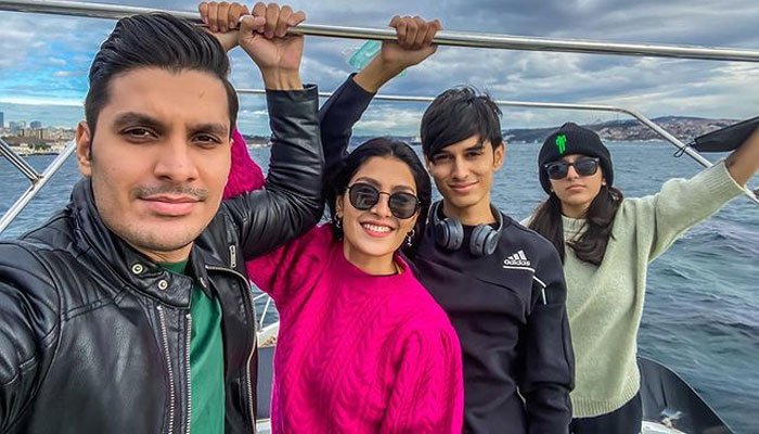 ayeza-khan-looks-stunning-in-latest-jaw-dropping-family-snaps