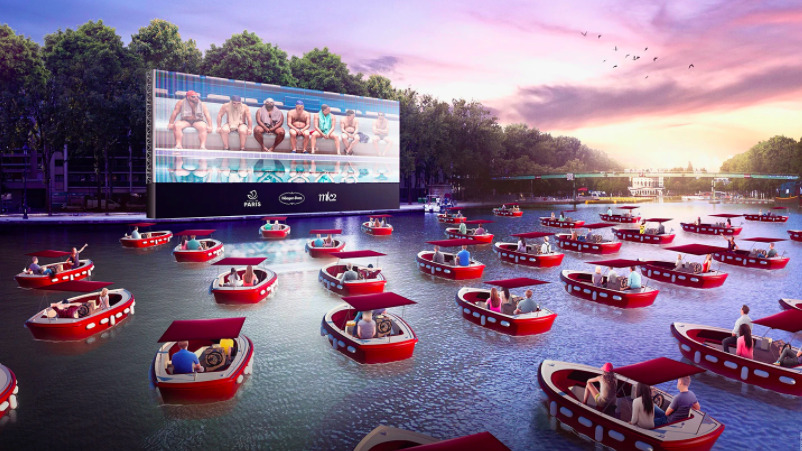movie-by-boat-cinema-offers-venice-themed-pandemic-escape