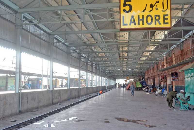 lahore-passengers-angry-as-karakoram-express-delayed-for-12-hours