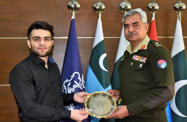 dg-ispr-presents-a-shield-to-mma-fighter-on-winning-against-india