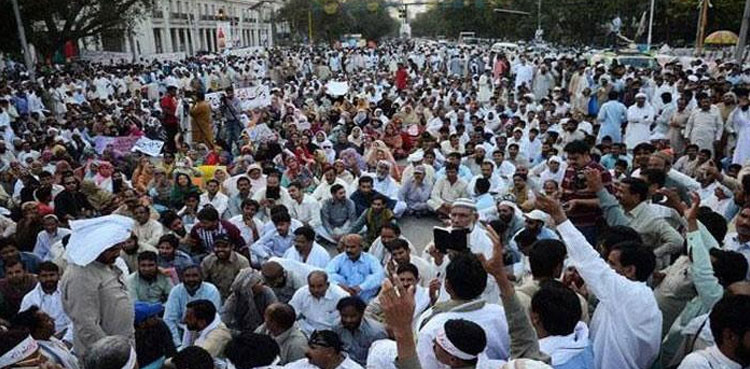protesting-peshawar-university-employees-block-khyber-road