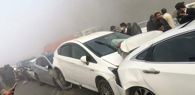 22-injured-as-dozens-of-vehicles-pile-up-on-motorway-in-sheikhupura