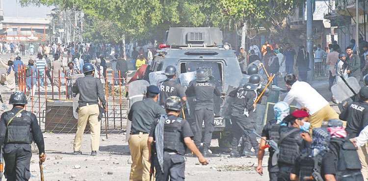 35-cops-injured-in-violent-protests-of-religious-party-in-karachi