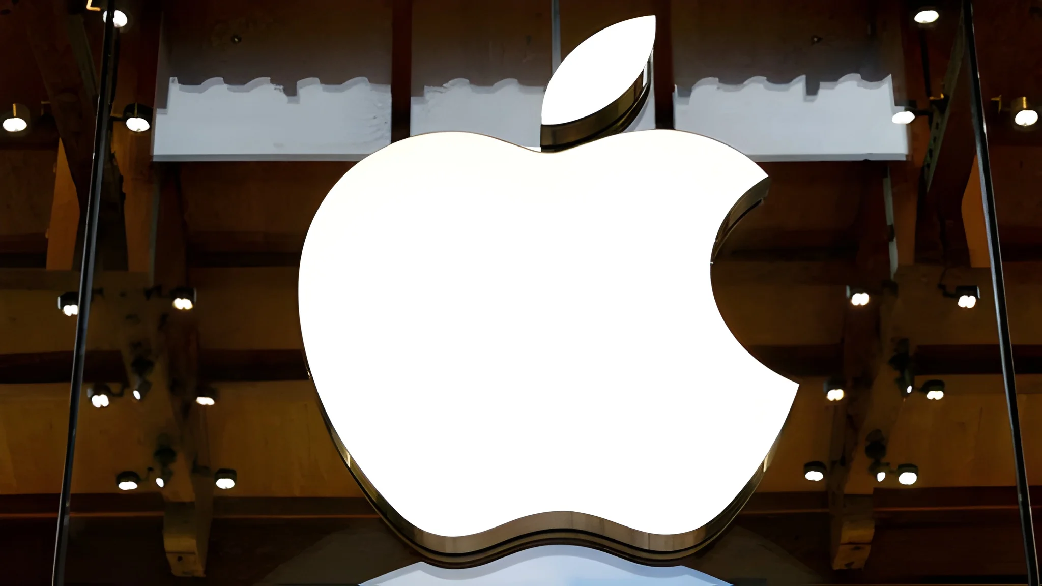 Apple briefly reaches historic $5 trillion market value