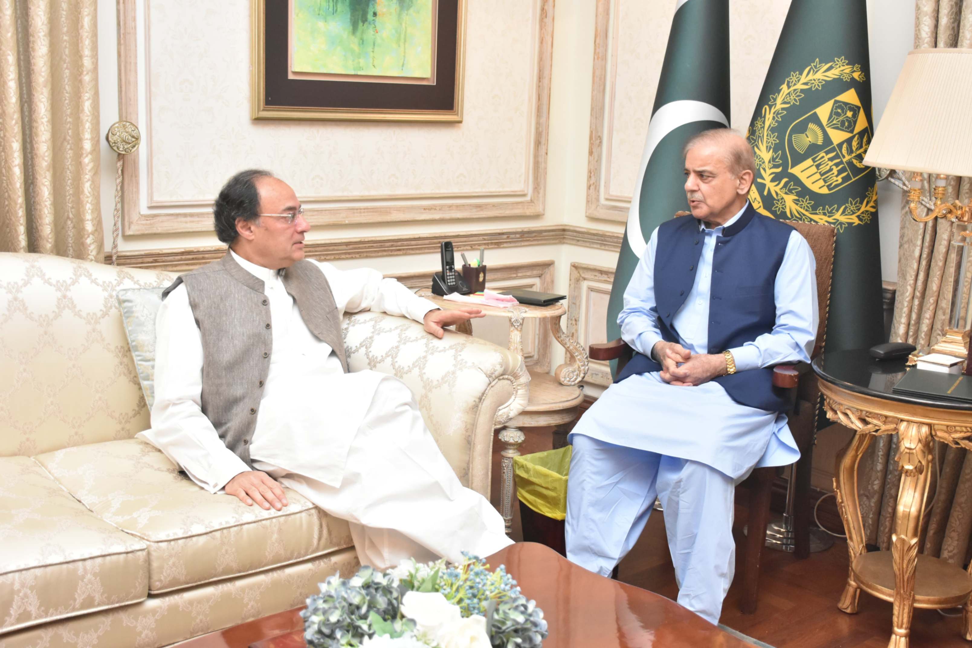 finance-minister-calls-on-pm-shahbaz-sharif-before-visit-to-us