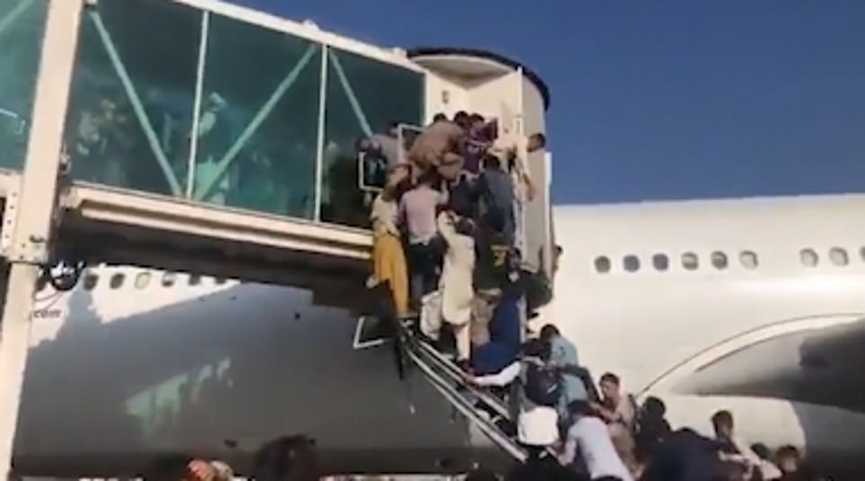 five-killed-at-kabul-airport-as-hundreds-of-people-try-to-forcibly-enter-planes