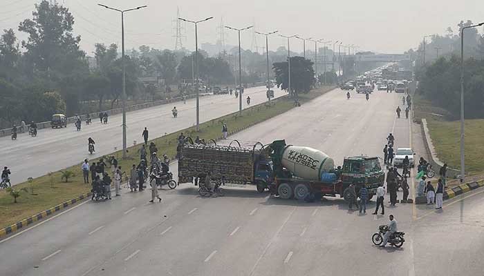 govt-starts-sealing-lahore-entry-exit-points-ahead-of-pti-long-march