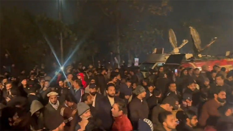 imran-khan-still-not-arrested-despite-hours-long-stand-off-at-zaman-park
