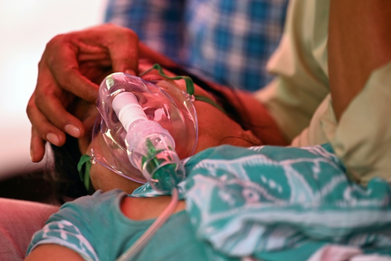 india-covid-patients-flock-to-makeshift-tent-for-lifesaving-oxygen