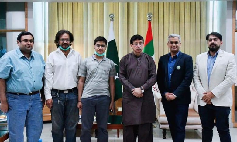 it-minister-meets-karachi-student-who-developed-whatsapp-like-app