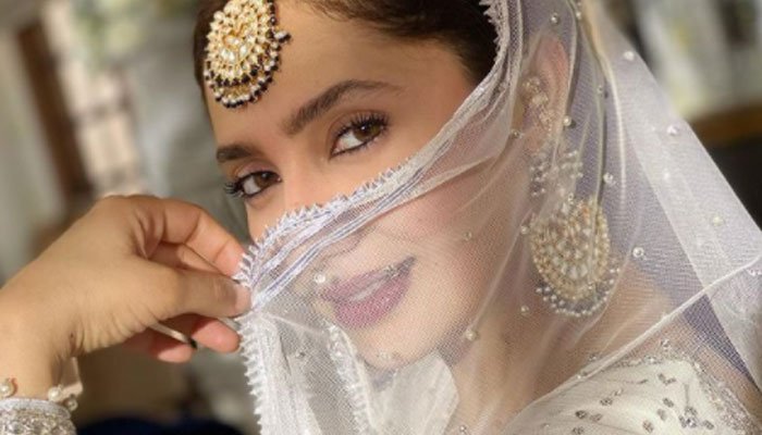 mahira-khan-looks-like-a-dream-in-traditional-all-white-ensemble