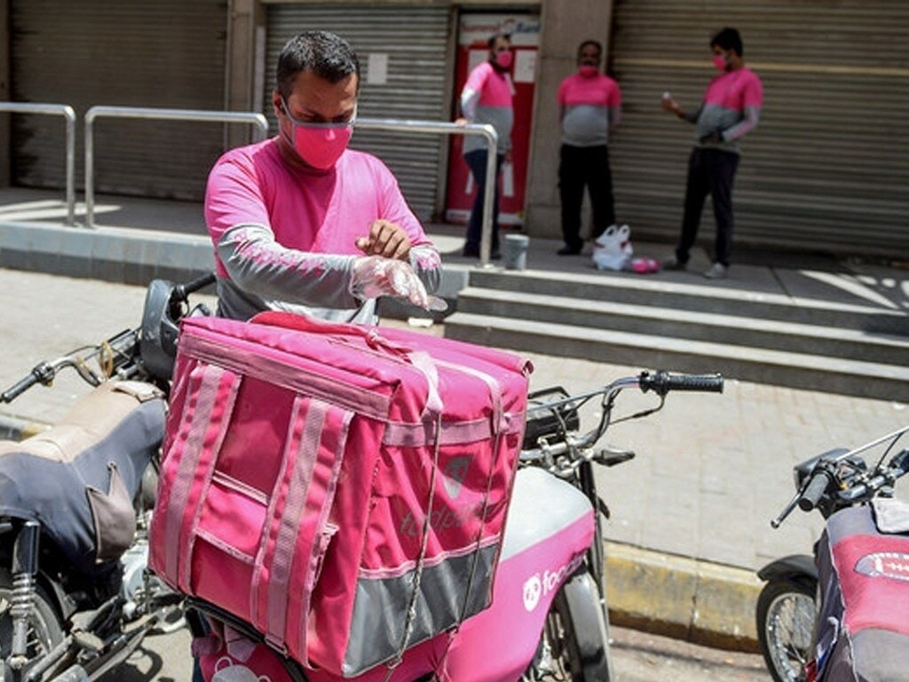 no-pause-for-food-delivery-riders-amid-pakistan-s-monsoon-rains