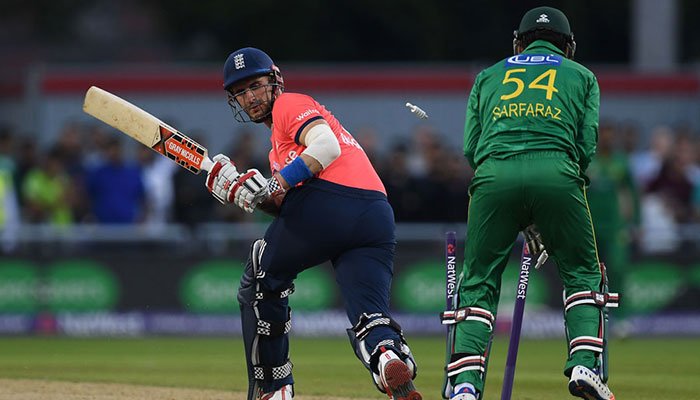 pak-vs-eng-massive-setback-for-england-as-7-team-members-test-positive-for-covid-19
