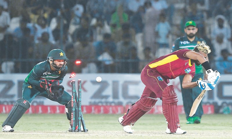 pak-vs-wi-nawaz-picks-four-as-pakistan-beat-west-indies-to-seal-odi-series