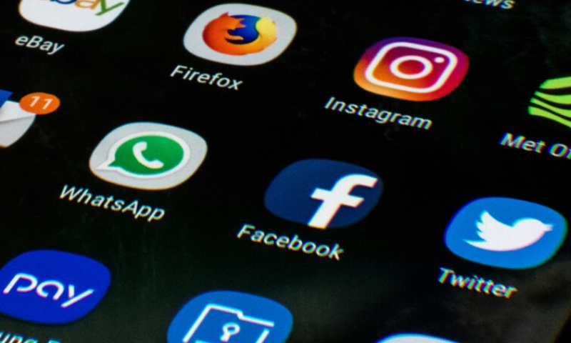 pakistan-blocks-all-social-media-platforms
