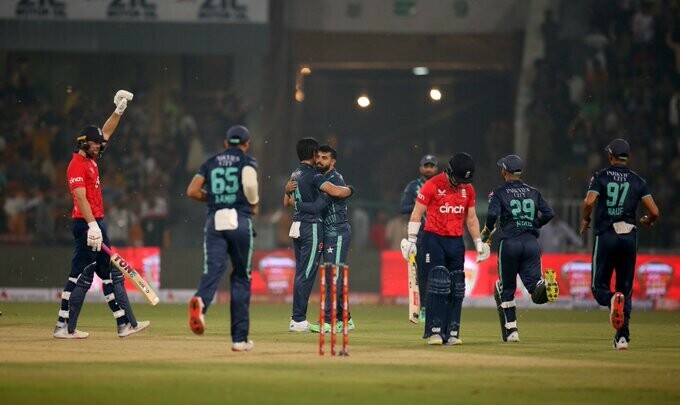pakistan-down-england-in-fifth-t20i-to-lead-series-3-2