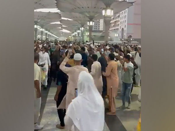 pilgrims-arrested-for-raising-slogan-upon-seeing-pak-pm-led-delegation-in-madina
