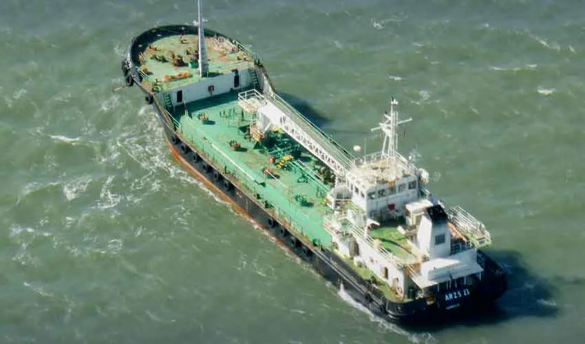 Pirates hijack oil tanker off Somalia, 11 Pakistanis taken hostage