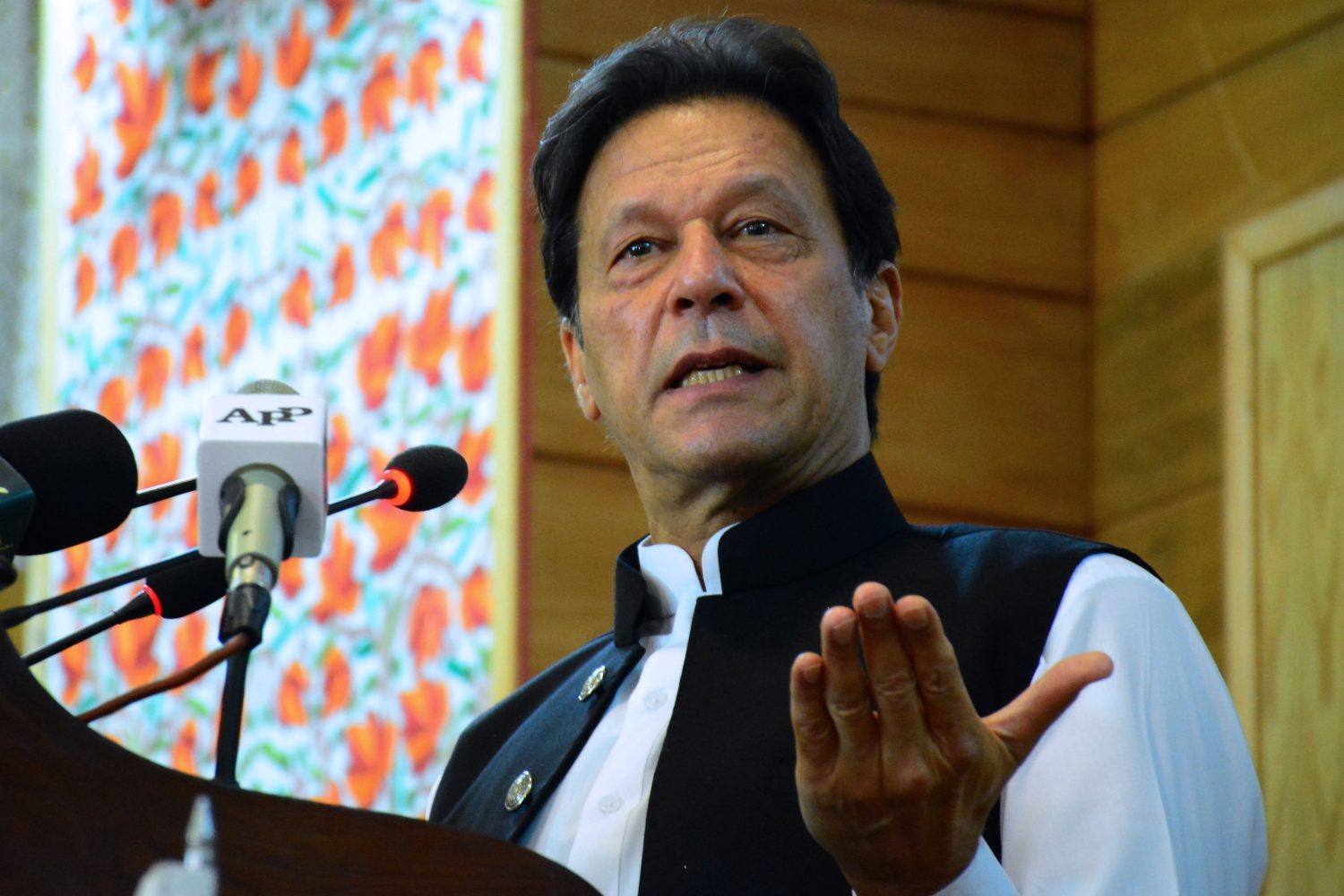 pm-imran-khan-launches-fbr-track-trace-system-eyes-rs8-tr-tax-target