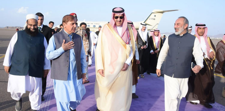pm-shehbaz-sharif-arrives-in-medina-on-3-day-visit