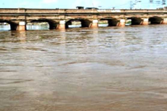 pmd-issues-flood-warning-for-punjab-kp-after-india-releases-floodwater-into-chenab