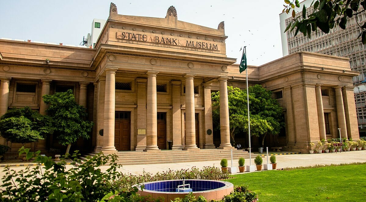 sbp-s-forex-reserves-fall-below-that-of-commercial-banks-for-first-time-in-decade