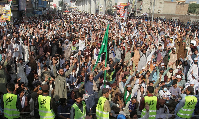 several-roads-remain-blocked-in-lahore-islamabad-as-tlp-protest
