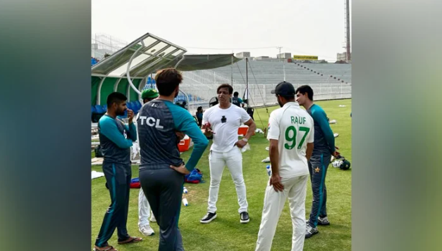 shoaib-akhtar-meets-babar-azam-shaheen-afridi-at-pindi-stadium