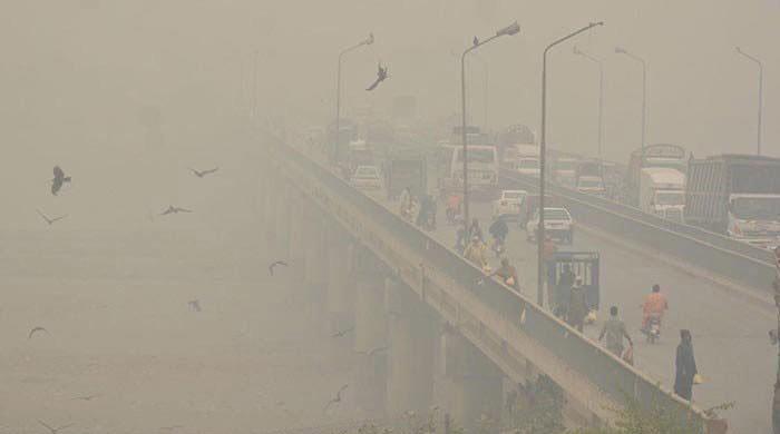 smog-continues-to-engulf-lahore-as-aqi-escalates-to-356