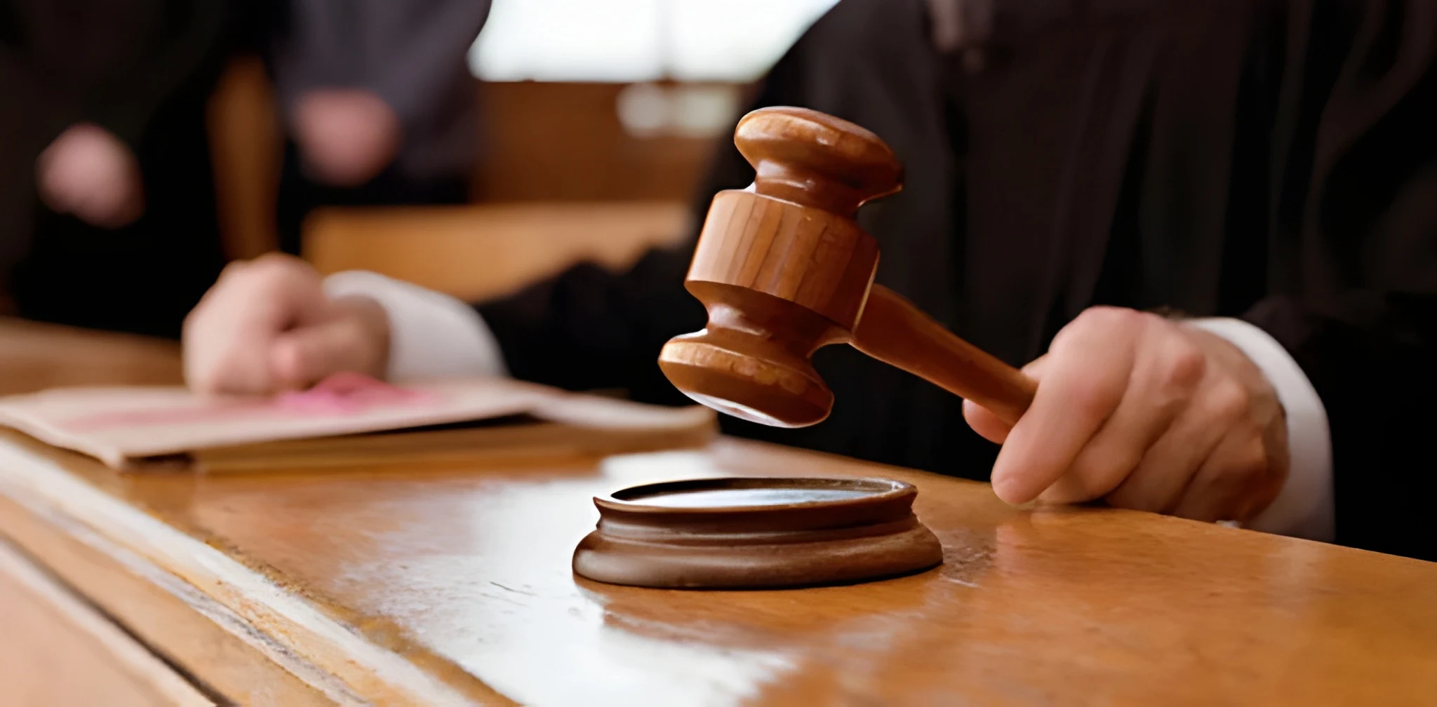 Two lawyers suspended for allegedly forcing accused to apologise