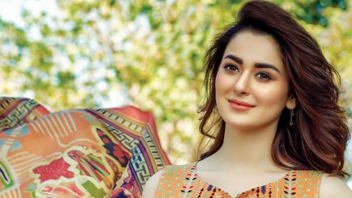 hania-aamir-embraces-her-acne
