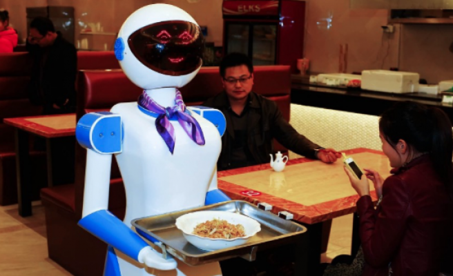 robots-are-the-waiters-at-this-restaurant