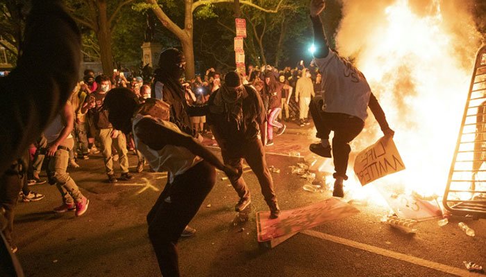 police-fire-tear-gas-on-protesters