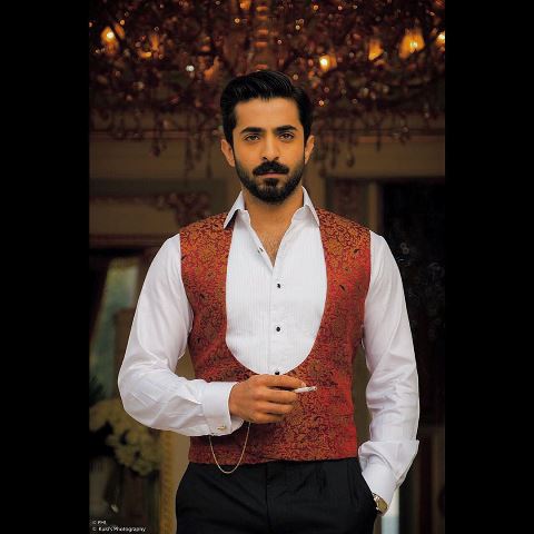 sheheryar-munawar-is-praying