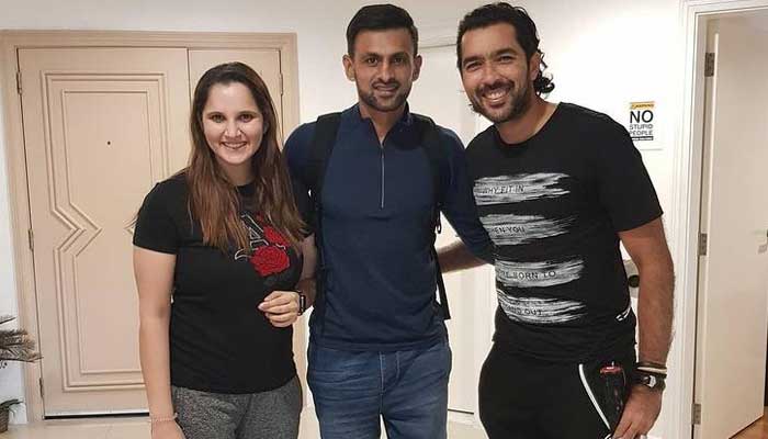 sania-mirza-donates-her-tennis-racquet-to-aisam-ul-haq-charity-foundation