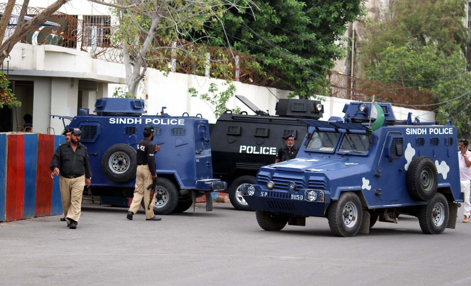 dacoit-killed-and-three-nabbed-after-gun-battle-with-police-in-karachi