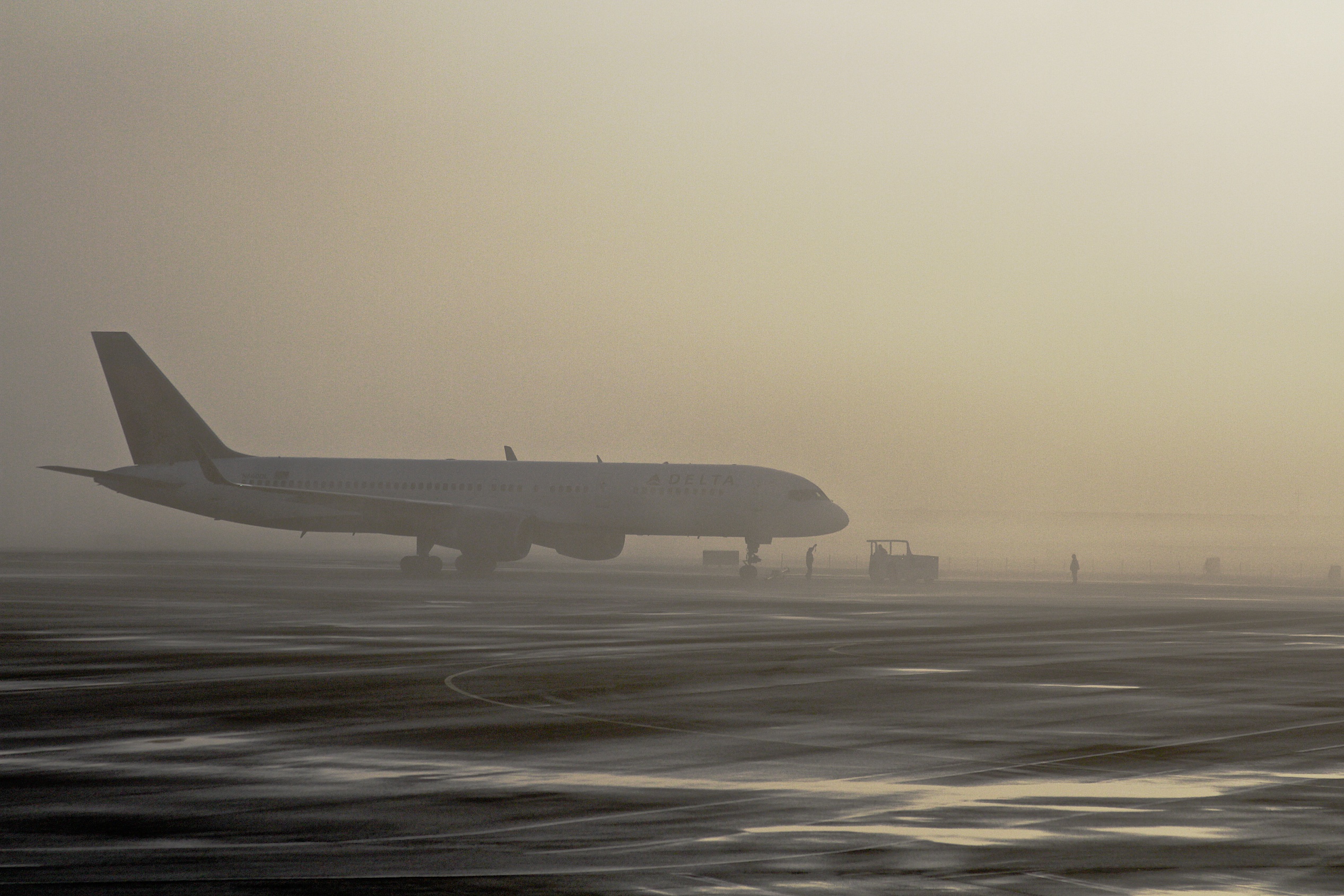 dense-fog-disrupts-flight-operation-at-lahore-airport