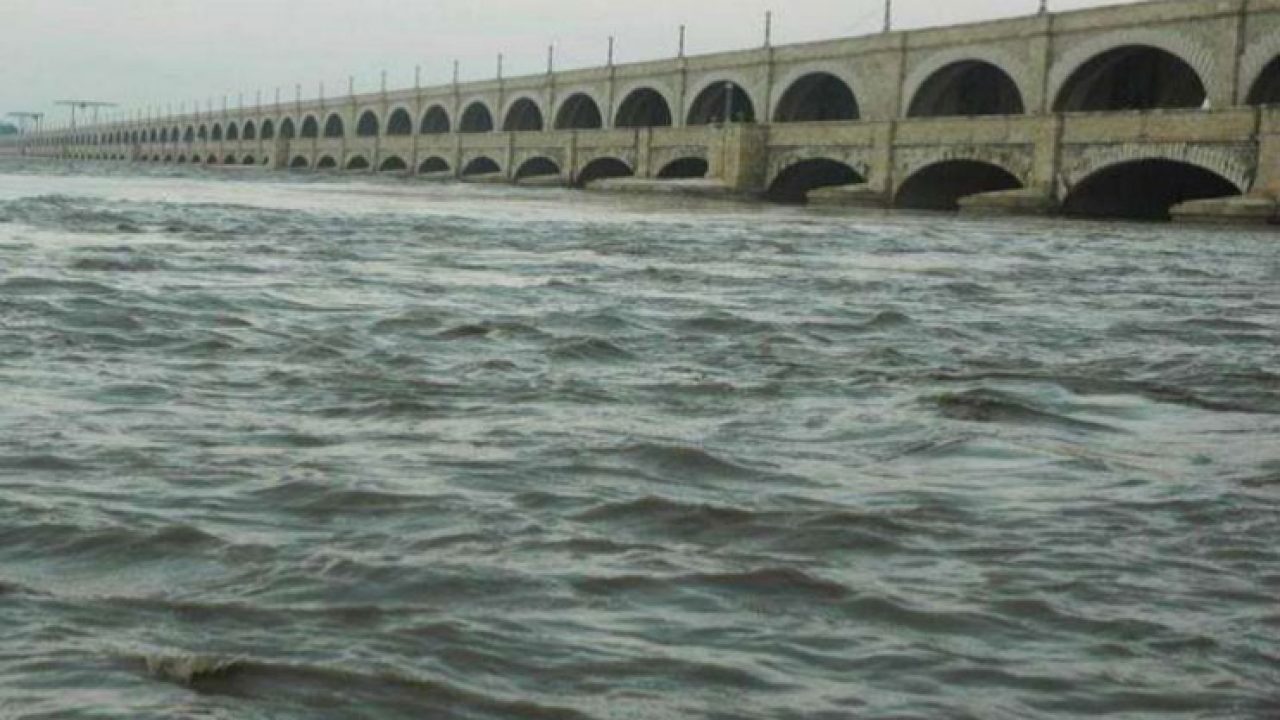sukkur-barrage-shuts-for-traffic-owing-to-annual-renovation