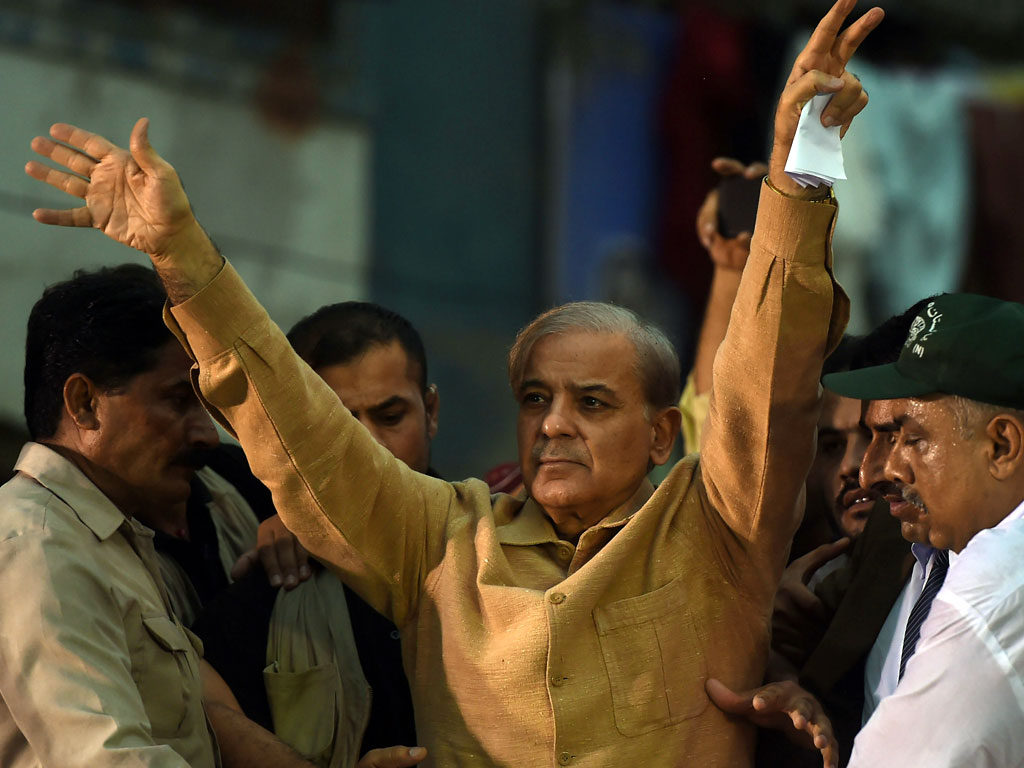 shehbaz-sharif-appears-before-nab-court-in-ashiana-housing-reference%db%94