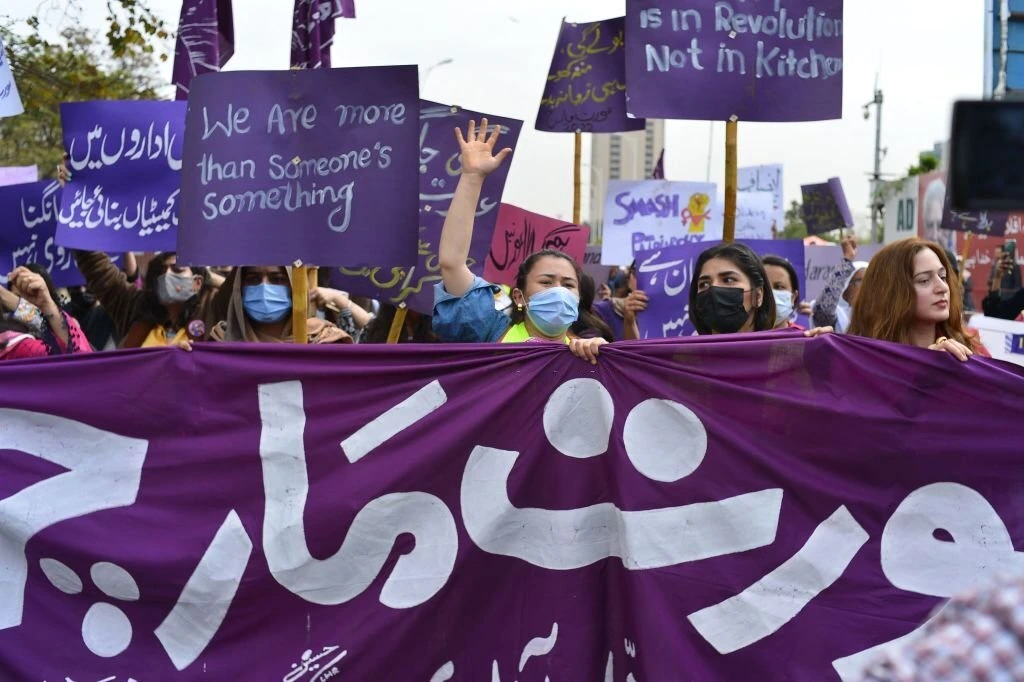 25-aurat-march-activists-detained-by-police-in-islamabad-ahead-of-womens-day